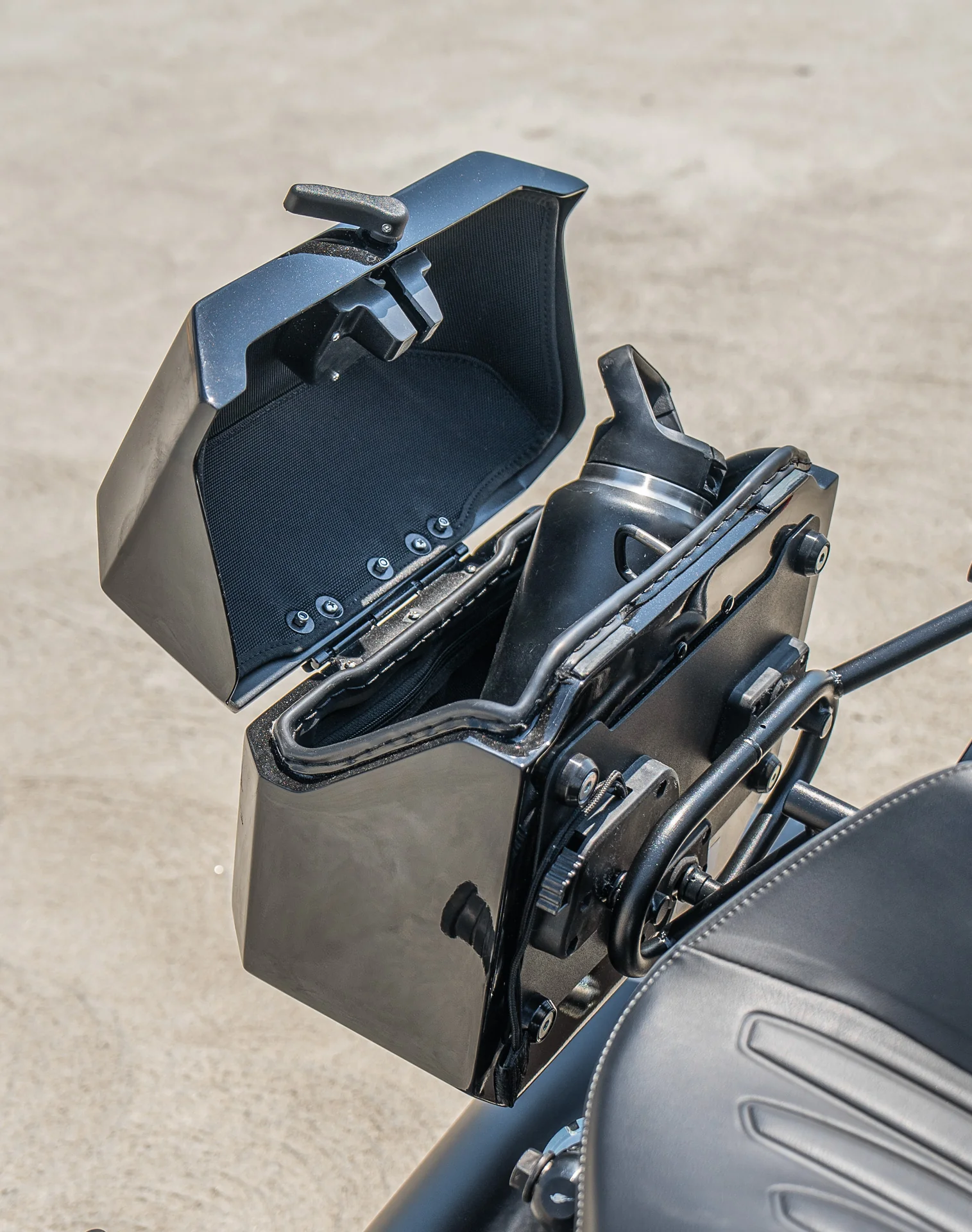 20L - Outlaw Quick-Mount Small 2025+ Indian Sport Scout Painted Hard Saddlebags - Image 6