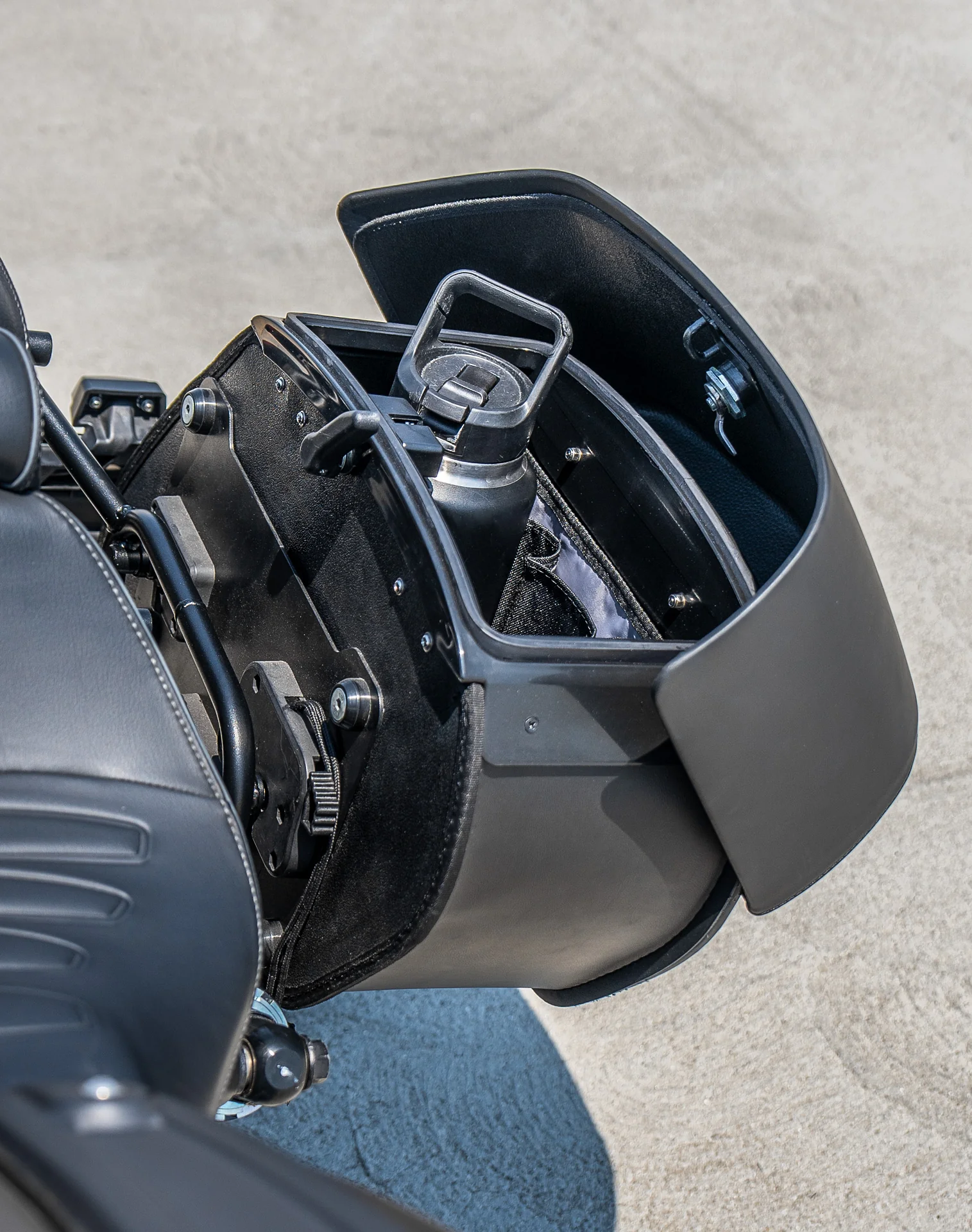 28L - Baelor Quick-Mount Medium 2025+ Indian Scout Bobber Motorcycle Saddlebags - Image 6