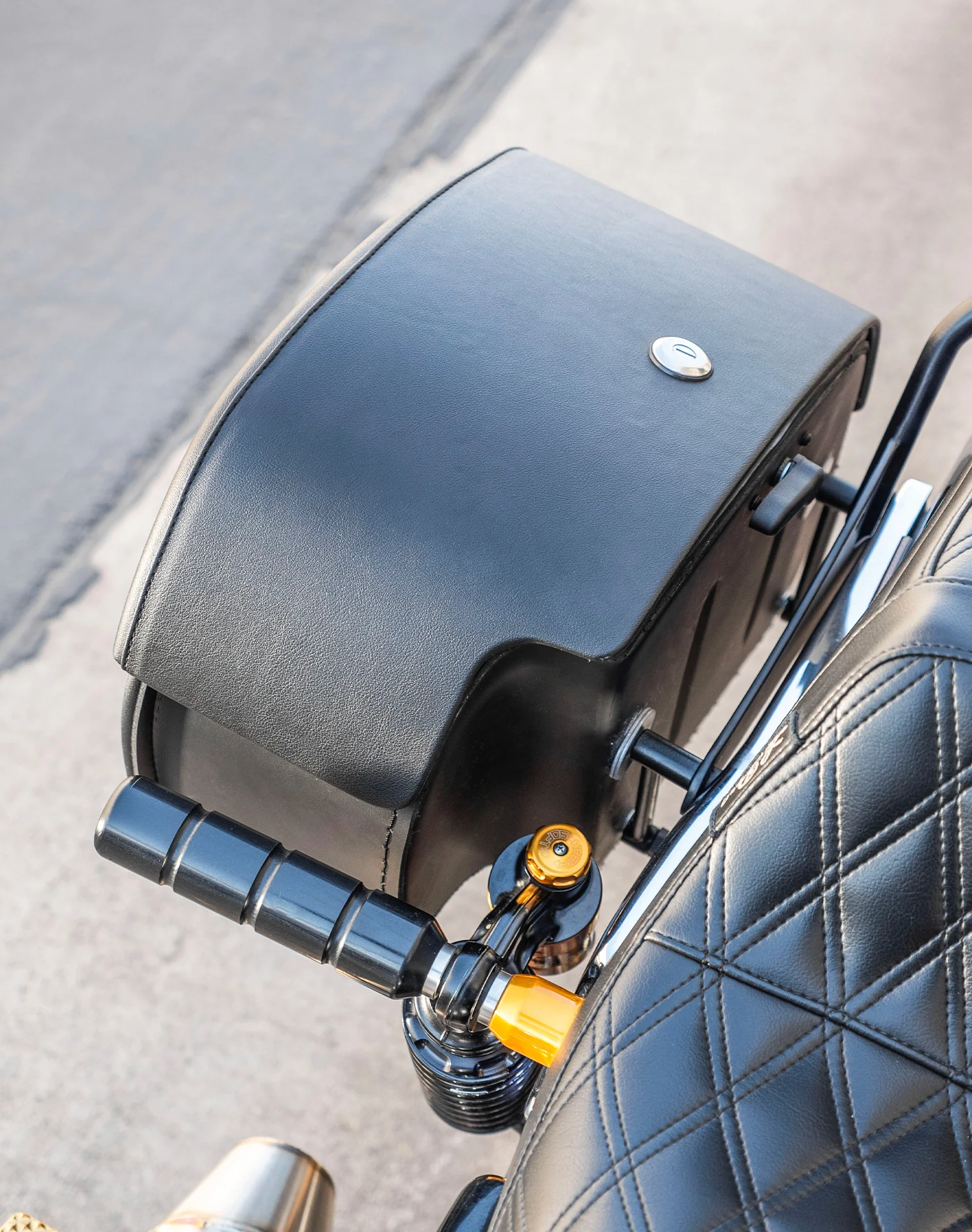 32L - Baelor Large Hard Mount Shock Cutout Saddlebags for Harley Dyna Super Glide Custom FXDC/I - Image 5